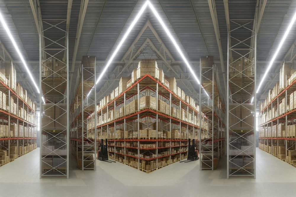 Ilustrație conceptuală rafturi și cutii cu piese auto